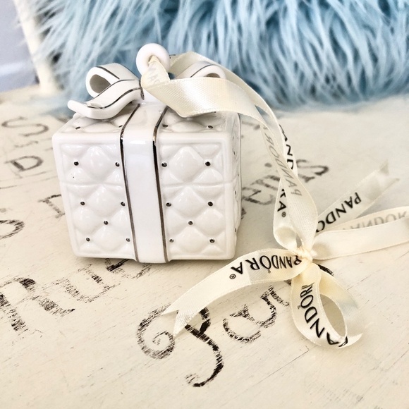 PANDORA, 2016, Porcelain, White And Silver, Quilted, Christmas Present, Ornament - Picture 9 of 16